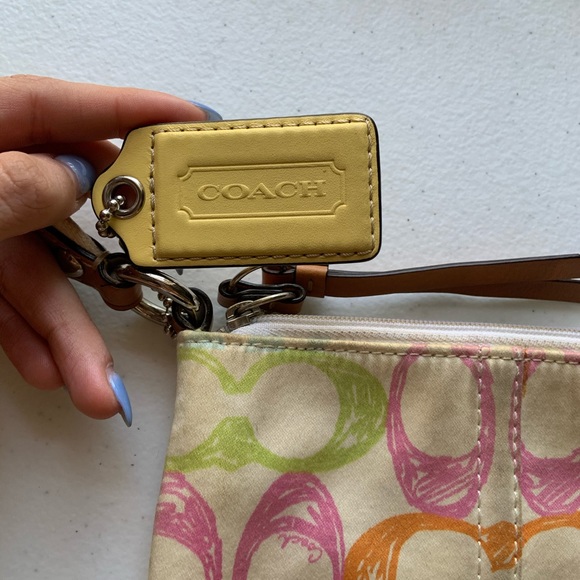 Vintage coach cross body! Pastels! Slight staining on the inside (from pencils) - Picture 3 of 5
